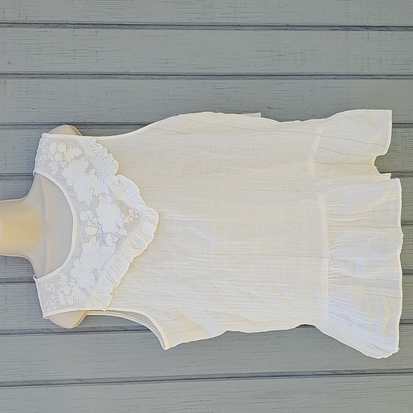 a.n.a A New Approach Lrg Sleeveless Ruffle Top Snow Drift, Gold Metallic Detail - Picture 1 of 15